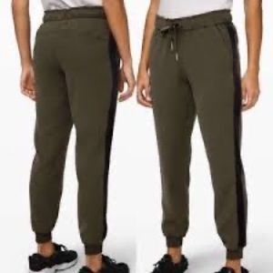 Lululemon On the Fly Jogger Woven, Velvet Trim